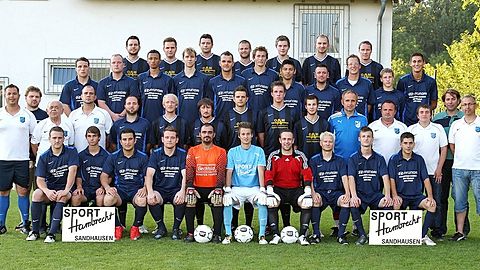 Hinten 2 v.l.: Seiferling, Hauser, Kachler, Wipfler, Seitler, Specht, Kloe
Hinten v.l.: Scherger, Ritz, da Silva, Wolf, Klefenz, Knorr, Bekyigit, Mehoviq, Schmidt, Eckhardt, Tubic
Mitte v.l.: Spielltr. Erhart, Betr. Sebesta, Betr. Engelsdorfer, Trainer 1b Maier, Co-Trainer 1b Tremmel, Fellhauer, Hucker, Palkowitz, Zimbrich, Schneider, Trainer Gwiosdzik, SpA Freitag, Betr. Rössler, 
1. Vors. Wiesendanger, SpA Sauer
Vorne v.l.: Dubios, Müller, Tatlidil, Schäfer, Akdemir, Knopf, Kirchhof, Schlachter, Rieger, Hünicke. 
Foto: Pfeifer