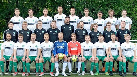 Oben von links: Sebastian Breithausen, Jonas Hemsen, Elias Went, Noah Singateh, Julian Schweins, Axel Plum, Adrian Jansen, Markus Plitzko, Simon Hoppen. Mitte  von links: Markus Jacobi, Niklas Materzok, Paul Feifel, Tobias Jens, Benjamin Schlemmer, Dennis Pantke, Kolja Wellmer, Mathis Heyer, Trainer Günter Motté. Unten von links: Siavash Kakavand, David Brathuhn, Leo Klein, Valentin Wergen, Yannik Greifendorf, Christian Giershausen, Robin Brings, Anton Bohm, Djamil Salama, Moritz Winkelius.