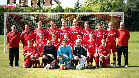 Hintere Reihe: Schulz(Trainer),Kirmse(Vorstand), Piller, Beer, Daumann, Kloß, Rother, Kahnt, Geidel, Fahr(Mannschaftsleiter)
Mittlere Reihe: S.Hüfner, S.Kirmse, F.Kröber, D.Kröber, Becker, Pohl, Menzel
Vordere Reihe: Wolske, Meinel, Laminski

Eingefügt: Lämmchen, Heimbach, Starke, Schneider