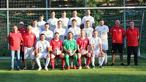 hintere Reihe von links: Lukas Issler,Nils Eisenbeiß,Paul Kranzler,Massimiliano Bloch
zweite Reihe von links: Peter Nies, Robin Mutvar,Jacob Knauss,Yannick Steinkrug,Timo Heubach,Sebastian Bähner,Lukas Lohan,Abteilungsleiter Fußball Patrick Mangold, Trainer Cay Carasco, erste Reihe von links: Vorstand Peter Grund,Luca Giotto,Lukas Brukner,Ali Caner,Marvin Sohn,Lukas Riebesam. Es fehlen Michael Sturm,Fabian Sturm,Lukas Kaschler,Enoch Nsambu,Stefan Held,Elio Ciotto,Moritz Bruckner,Dominik Schmidt,Mike Fischer,Marc Schopf,Maximilian Schneider,Lars Schönleber,Gabriele Aninia,Carmine DAddio