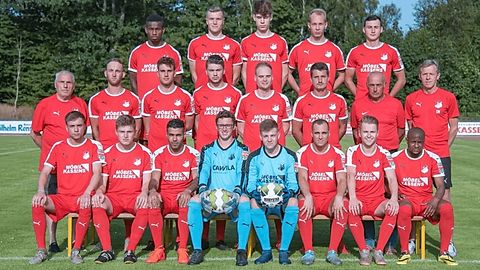 Das Foto zeigtIbrahim Bamba, Jelte Schulte, Jona Stindt, Timo Wessels, Mike Deeken, (hinten v.l.), Betreuer Klaus Meerbach, Pascal Ostermann, Joel Schütte, Simon Jansen, Jonas Gladien, Nicolae Aba, Co-Trainer Hermann Rieken, Trainer Manfred Schulte (Mitte v.l.), Lukas Brake, Jannik Mödden, Abdallah Algnach, Andre Burlager, Michael Kröger, Maik Rieken, Niklas Mödden und Oumarou Sylla. Es fehlen: Niklas Kröger, Thomas Holm, Andre Lindemann und Manuel Thomes.