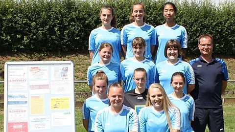 H.v.links: Ricarda Gärtke, Delila Huseinovic, Phraeophan Phakpho
Davor: Celine Wittke, Mara John, Jessica Simmons, Trainer Dirk Wascheröl
Davor: Gloria Born, Leonie Stumpf, Maja Wirries
V.v.links: Janine Fischbach



Es fehlen: Marlene Jakob, Tabea Happel, Tamina Latzel, Shabana Ghazizadeh und Joanna Schild.
