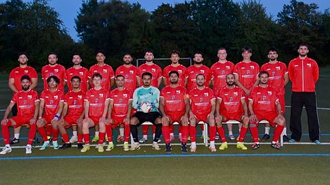 Oben von links nach rechts: Efekan Gedik (Trainer), Umut Caliskan, Marko Kolundzic, Yasin Kaymak, Denilson Gerardo Bogarin Gomez, Tuna Kara, Mert Taskin, Mert Gedik, Amil Karisik, Adin Karisik, Kusai Keshkeh und Luan Qamili (Betreuer)
Unten von links nach rechts: Ugur Caliskan, Bao Hoang (Co-Trainer), Sehmus Samaras, Elion Asllani, Michele Randaccio, Muhammet Samaras, Cem Acar (Kapitän), Giovanni Blefari, Orçun Sevinc und Pavle Kolundzic