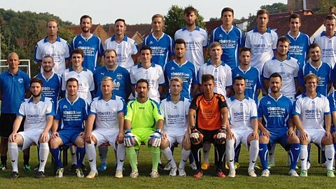 Hinten v.l: Ramon Emmerich, Christian Breuner, Manuel Becker (bis 08.2015), Moritz Nölting, Sebastian Ries, Julius Stier, Yanik Schwartz, Jan-Eike Attner, Patrick Bender

Mitte v.l.: Christopher Benz (Trainer), Ronald Kostecki (Co-Trainer), Johannes Hesse, Daniel Spelthahn, Christian Eberle, Mike Richert, Martin Ulbrich, Tobias Elbin, Kevin Kilian, Sven Breuninger, Christoph Mrosek, Thomas Schick (Spielleiter)

Vorne v.l.: Björn König, Steven Rosenberg, Anthony Lombardo, Mario Hotz, Dominic Fiegle, Marco Jenne, Maximilian Bauer, Andreas Ulbrich, Lino Holzmüller, Patrick Bauer (Spielausschuss)

Nicht auf dem Bild: Marcel Bender, Carsten Eberle, Thorsten Ehrlich (Spielausschuss), Felix Eichstädter, Volker Koller, Jonathan Helgert, Gianluca Herrmann, Ron Kretzschmar, Patrick Mangold, Kurt Müller (Spielausschuss), Marvin Müller, Patrick Nitsch, Nelson Peixoto, Jannik Pisot, Florian Reinmuth, Jens Roth, Benjamin Rudolf, Furkan Yildiz, Oshay Salmon, Raphael Schaffer, Peter Schwartz (Spielausschuss), Andreas Sitzler, Markus Stein (Spielausschuss), Birol Tendürek

Foto TSV