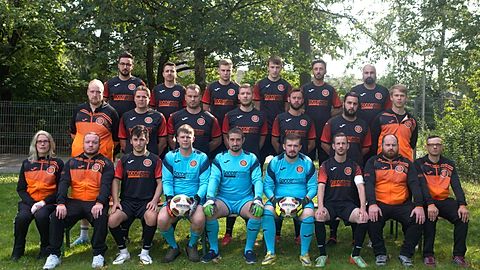 hintere Reihe v.l. Sezer Bayrakli, Eren Civak, Nico Veit, Kevin Röcker, Gavin Fenn, Coskun Külah

 

mittlere Reihe v.l. Tobias Barella, Martin Wöbkemeier, Sascha Kuntze, Kevin Büttner, Philip Höfler, Ceyhun Külah, Leon Resch

 

vordere Reihe v.l. Betreuerin Jana Lange, Christian Schmidt, Ensar Yilmaz, Steffen Schmidt, Pawel Starzewski, Dennis Bölting, Christian Zitzmann, Trainer Christoph Wadas, Betreuer Thomas Anders

 

Es fehlen: Trainer Tim Ziemann, Tayfun Sari, Jan Dust