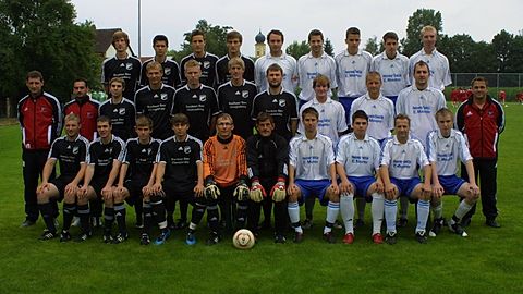 Hintere Reihe v.l.: Andreas Bayerl, Manfred Vaitl, Tobias Ertl, Maximilian Dengler, Florian Schmölz, Andreas Kraus, Maximilian Koslowski, Tobias Schneider II, Patrick Przybilla.
Mittlere Reihe v.l.: Trainer Franz Vaitl, Michael Wagner, Thomas Schedlbauer, Tobias Schneider I, Crhistoph Schreiner, Georg Moosburger, Andreas Reichert, Benjamin Rott, Sven Roßmüller, Daniel Pleban, 1. Vorstand Stefan Elbert.
Untere Reihe v.l.: Christoph Hafner, Matthias Schwarzensteiner, Sebastian Girschick, Manfred Wieder, Thomas Reitinger, Christian Rothhammer, Michael Wendler, Dennis Matheis, Günther Urban, Patrick Schreiner.
Es fehlen: Christian Großkopf, Christian Ebner, Stephan Wagner.