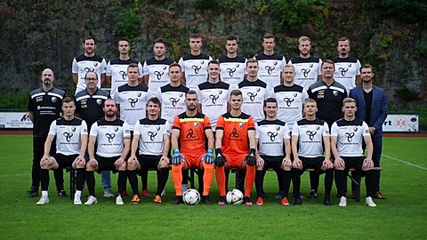 hintere Reihe von links:
Witzmann, Seddig, Ranninger, Wessely, Schmidt, Genausch, Fluß, Weinhold (C)
mittlere Reihe von links:
Hanke (ZW), Hannawald (ML), Danz, Ruß, Schütze, Krüger, Laspe, Michael (TR)
Wirth (Sportdirektor)
untere Reihe von links:
Weidauer, Szuppa, Tänzer, Beer, Hauswald, Schulze, Herzig, Schur
nicht auf dem Foto:
M. Müller, F. Müller, Weise, Heera, Beck (CoTR)