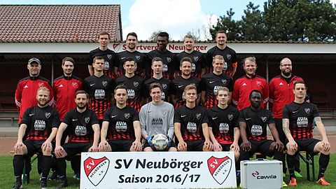 Von oben links: Jonas Janßen, Florian Jansen, Djeman Diabate, Christian Müller, David Kossen
Von Mitte links: Trainer Casso, Marco Kohne, Stefan Schwarz, Kai Riedemann, Andre Rosenboom, Matthias Wessels, Andre Horstmann, Betreuer Thomas Kley, Betreuer Dennis Winkler
Von unten links: Thomas Schürmann, Sascha Kohnen, Marcel Hanekamp, Bernd Horstmann, Fabian Kossen, Patrick Schuten, Mamadi Diabate, Tobias Töpker

Ein riesen Dank an Ulrike Kossen von der Avia Tankstelle Neubörger für die tollen Trikots!!!