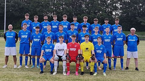 h.v.l.n.r.: Maas Losch, Alexis Hacker, Noah Gallo, Efe Calkan, Antonio Baric, Raoul Giurgiu, Maximilian Preisner, Aulon Krasniqi, Enes Karabacak, Tim Tecklenburg
m.v.l.n.r.: Trainer Jens Birkhold, Magnus Kott, Lukas Hann, Marten Steinmann, Maximilian Süß, Aldin Selmanovic, Tom Birkhold, Max Kühner, Simon Vöhringer, Adrian Wittek, Torspielertrainer Michael Rokitte
v.v.l.n.r.: Kevin Walter, Luca Wieland, Luis Mayor Fernandez, Marco Gebhard, Moritz Rokitte
es fehlt: Trainer Sascha Beck