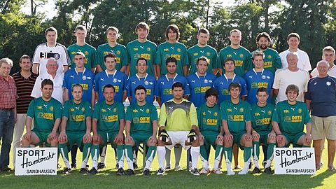 Hinten v.l.: Betr. Sandrisser, Hirmer, Zeh, Krehbiel, Krcic, Braun, Birkenmeier, Papadopoulos, Co-Trainer Gülez.
Mitte v.l.: 1. Vors. (ASV) Scharwatt, Jdgltr. Rothmund, Förderkreisvors. Adam, Spies, Kastl, Bock, Sevgin, Keller, J. Vierling, Schenk, 1. Vors. (DJK) Kohler, Gesamtjgdltr. Wittmann, Trainer Stiepani.
Vorne v.l.: Baumann, Kohler, Herrmann, Terranova, Yildirim, Flender, Matejka, Kohl, L. Vierling.     Foto: Pfeifer