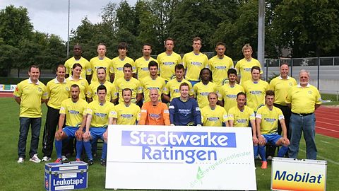 untere Reihe v. l.:Caner Özkan, Tim Siebert, Dennis ter Haar, Marcel Grote, Alexander Pleß, Rafet Zeka, Sascha Meier, Daniel Rehag,
mittlere Reihe v. l.: Alfonso del Cueto (Trainer), Michael Schneider (Co-Trainer), Jessie Fater (Physiotherapeutin), Eser Karadag, Dennis Hecht, Ismail Cakici,Yannic Melis, Abdoulaye Kourouma, Ahmet Isiklar, Kevin Hartmann, Claus Böhs (Torwarttrainer), Holger Freundt (Betreuer)
obere Reihe v. l.: Marc Grobri, Tim Kloster, Kris Leipzig, Christoph Hub, Patrick Fiedorra, Björn Rohpeter, Ferat Ülker, Stefan Prengel
