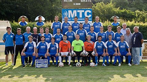 Hintere Reihe (von links): Sebastian Wallochny, Mirko Horn, Rico Raithel, Fabian Gabler, Fabian Rauh, Kristian Schmidt, Nico Busse und Tolgahan Öz. Mittlere Reihe (von links): Spielleiter Siegfried Geupel, Trainer Michael Voigt, Physiotherapeut Mathias Anke, Torwart-Trainer Ingram Butter, Spielleiter Thomas Popp, Markus Bächer, Sebastian Hermann, Dennis Frank, André Keilwerth, Florian Hohberger, Christian Karl, Max Wunderlich, Peter Frank, zweiter  Vorsitzender Gerd Wichmann, Vorsitzender Gerhard Färber und Spielleiter Rudi Leis. Vordere Reihe (von links): Sebastian Wirth, Julian Rietsch, Fabian Elbl,  Yasin Yilmaz, Sascha Prell, Nico Zanirato, Murat Gedik, Andreas Geupel und Christian Klein. Foto: Thomas Meyer