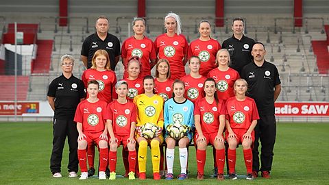 Hintere Reihe (v. l.): Marco Möllers (Trainer), Nancy Kuhlicke, Frances Mann, Mathilda Jakubek, Jörg Rackwitz (Leiter Mädchen- und Frauenabteilung)

Mittlere Reihe (v. l.): Daniela Lattauschke (Trainerin), Johanna-Therese Maschke, Charlotte Keßler, Dana Luisa Börnicke, Johanna Oelke, Belinda Marie Muntschick, Silvio Seel (Trainer) 

Vordere Reihe (v. l.): Vievien Mercedes Wolfhard, Lucy Just, Ida Wernicke, Paulina Nejfelt, Sophie Seel, Annalena Haberland

Foto: UWE KÖHN