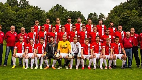 h.Reihe v.l.: Johannes Flemmer, Daniel Thieme (Trainer 1.Mannschaft), Patrick Bierweiler, Tobias Pani, Thorsten Brück, Marcel Wann, Patrick Krötz, Hamza Pajazitaj
m.Reihe v.l.: Hubert Ludwig (2.Vorstand), Helmut Opitz (1.Vorstand), Norbert Pani (Betreuer), Florian Hecht, Dennis Wilson, Philipp Spitzer, Steffen Hecht, Thomas Brust, Tim Jupe, Tim Ludwig, Besart Ponxhaj, Leif Haupert (Trainer 1.Mannschaft), Frank Vogel (Trainer 2.Mannschaft), Andre Betzwieser (Betreuer)
v.Reihe v.l.: Flamur Ponxhaj, Jonas Flemmer, Tobias Bauer, Okran Kisaoglu, Nermin Doracic, Florian Pienitz, Max Vogel, Johannes Neidig, Niklas Maffert, Marc Spitzer, Charly Bopp (Sp.A.)