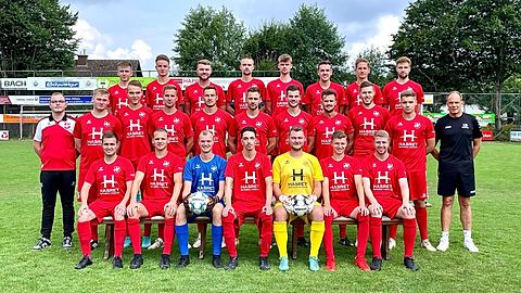 hinten v.l.: Dominik Strojek, Thomas Hartmann, Jannik Hils, Luca Deitmer, Jannis Deimter, Alexander Podkorytow, Christian Hartmann, Henrik Kosfeld
Mitte v.l.: Johannes Berhorst (Betreuer), Marcel Freise, Elias Berhorst, René Merschmann, Tom Kemper, Tim Hubert Bohmeier, André Münsterteicher, Johannes Freise, Marvin Kröning, Julius Hüppmeier, Jörg Riedel (Trainer)
vorne v.l.: Niklas Bader, Jan Berhorst, André Thiele, Kerim Fis, Lukas Koch, Julian Bolte, Johannes Hermelingmeier

(es fehlen: Felix Drilling (Torwart-Trainer), Maik Lipsmeier, Finn Schnitzmeier
