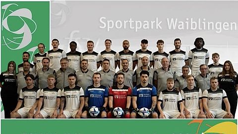 Hintere Reihe v.l.: Loris Hoffmann, Fabian Kolb, Selim Calcali, Kevin Mbuta, Daniel Stölzel,
Jan Plieninger, Alexandru-Emanuel Popescu, Anastasios Pantzaridis, Nils Ribeiro Chantre,
Aygün Plaste, Mardochee Mourera, Mateo Erceg
Mittlere Reihe v.l.: Physio Lara Hübner, Sportdirektor Sandro Palmeri, Sportlicher Leiter Melih
Sengül, Abteilungsleiter Lothar Obermayer, Co-Trainer Patrik Ribeiro Pais, Cheftrainer
Giuseppe Catizone, Torwart Trainer Claudio Machado, Zeugwart Vincenzo Tursi, Sponsoring/Marketing Klaus Würtele, Betreuer
Salvatore Furiglio, Betreuer Pasquale Bloise, Physio Janina Calaku
Vordere Reihe v.l.: Noah Vrbek, Dominik Beisswenger, Marvin Zimmermann, Simon Sochor,
Mario Peric, Lucca Telles-Villalobos, Dominik Kowalski, Levin Junginger, Justin Körner
Auf dem Bild fehlen: Teammanagerin Anja Schulz, Athletiktrainer Giuseppe Ricciardi,
Performance Coach Saban Erdogmus, Luca Keyerleber, Timo Rörich, Igor Jelic, Marcel
Zimmermann, Gendon Buqaj, Adriano Carone, Physio Kilian Kugle