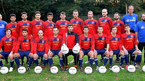 Sie wollen mit dem FSV so schnell wie möglich wieder zurück in die Erfolgsspur finden: (hinten von links) 
Co-Trainer und Torwarttrainer Carlos Enrique Girnt, Sükrü Bayar, Kalet Attris,Irfan Topuz, Halil-Ibrahim Cobanoglu, Dursun Can, Selim Türkmen, Dejan Orlovic, Mehmet Özer, Islam Aktürk, Trainer Joachim Dünn, Betreuer Osman Tuna; 
(vorn von links) 
Pascal Wickert, Baris Cömez, Ercan Kiraz, Evren Aydogan, Umut Sagsinlar, Bahadir Polat, Selcuk Atalay, Onur Alpugan, Mehmet Erol.

Es fehlen: Gökce Ince, Sinan Topuz und Yalcin Nezir