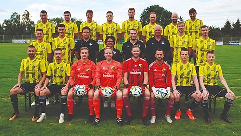 Hinten von l.: Markus Lichtenauer, Simon Poschinger, Lukas Fuchs, Dominic Obergroßberger, Sebastian Kern, Marco Sterr, Stefan Peterhansl, Christian Brandl
Mitte von l.: Julian Thoma, Julian Graf, Felix Bachl (Trainer), Tina Ilg, Maximilian Göttl, Josef Weber, Christian Philipp, Julian Poschinger
Vorne von l.: Gentjan Ahmeti, Dominik Ahmeti, Niklas Billinger, Robert Grundmüller, Manuel Donaubauer, Patrick Billinger, Josip Celčić, Karlo Celčić