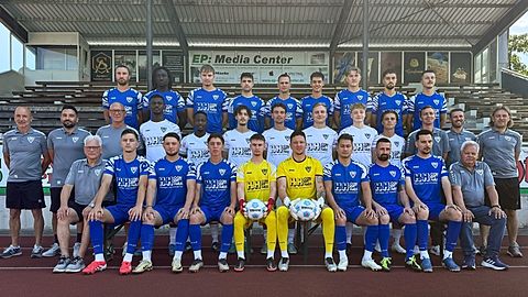 Hintere Reihe von links nach rechts: Hannes Kaiser, Muhamadou Krubally, Pablo Maier, Justin Samardzic, Marvin Stöhr, Nemanja Radulovic, Malin Schepperle, Amin Rouag, Lirian Ismajli
Mittlere Reihe: Sportchef Perseus Knab, Torwart-Trainer Aykut Kaya, Co-Trainer Thomas Schwarze, Abdul Bah, Landry Aquiteme, Yavuzhan Orhan, Cedric Heidenreich, Marc Rabe, Hugo Schupp, Liam Mertinatsch, Beirat Sport Jens Vogtsberger, Co-Trainer Dirk Bürgin, Trainer Andreas Schepperle
Vordere Reihe: Betreuer Wolfgang Jubin, Egzon Ferati, Ferit Fazliji, Jon Nuredini, Tizian Neugebauer, Sandro Keller, Nam Do Le, Patric Lauber, David Groß, Spielausschuss Klaus Braun
Nicht auf dem Bild: Pranav Thakur, Ilir Citaku