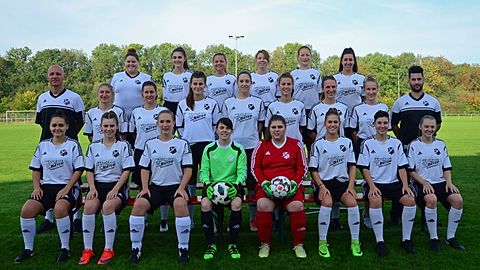 Hinten v.l.: Rebecca Lipp, Sally Kleimaier, Carmen Lipp, Marie Stanke, Tanja Schhneider, Isabell Dürr
Mitte v.l.: Trainer Alfredo Fant, Stefanie Gutheber, Valerie Pierer, Sophia Paul, Franziska Ritter, Natalina Tony, Melanie Rupp, Selina Gerstlauer, Co-Trainer Roberto Bonsignore
Vorne v.l.: Emely Mannes, Theresa Paul, Sarah Rothenbacher, Lena Tiltscher, Nadine Hanus, Mona Eck, Maike Pfarr, Lara Laible