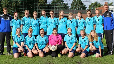 Hinten von Links:René Smilgies, Alina Ullrich, Ivesa von Häfen, Lea Busch, Lisa Francisco, Romina Harjes, Susan Heinemann, Laura Pargmann, Swantje Logemann, Geke Bischoff, Thalke Horstmann und Ulf Hommers.
Vorne von Links: Siona Wulf, Hanna Mennen, Tamara Odrian, Sarah Bronn, Lynn, Ostendorf, Sarah Martin und Franka Schmidt