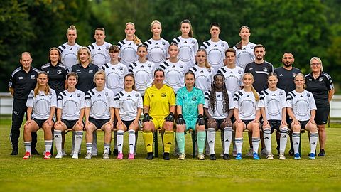 o.r.v.l.: Jule Schmuckall, Odina Sumfleth, Nele Schwarz, Ida Ziebarth, Marit Henkel, Jasmin Hofmann, Sandrine Diehl.
m.r.v.l.: Wilhelm Dammann, Alina Schuldt, Andrea Rathje, Mirja Busch, Danice Engelken, Lotta Blancke, Magda von Borstel, Yasmin Römer, Niklas Bardenhagen, Ahmad Souliman, Silke Blank.
u.r.v.l.: Julie Friedrich, Josephine Uhlig, Jette Kreymann, Josi Saleh, Anna-Lena Lünsmann, Nike Fonfara, Diane Hennings, Leonie Werda, Jennifer Dohrn, Tjorven Bockelmann.