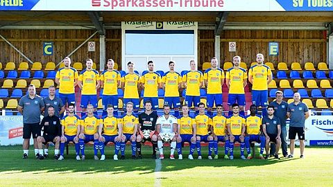 hintere Reihe vlnr: 5 Kai-Fabian Schulz, 9 Dennis Studt, 18 Christian Jaacks, 21 Emanuel Bento, 8 Rafael Krause, 22 Sören Gelbrecht, 16 Niklas Stehnck, 4 Daniel Beyer , 3 Lennard Koth, 11 Morten Liebert
vordere Reihe vlnr stehend: Sven Tramm Trainer, Andre Friedrichs TW Trainer, sitzend: David Meuser Co-Trainer, 10 Henrik Sirmais, 23 Florian Petzold, 25 Yannick Chaumont, 33 Cedric Szymczak, 74 Lukas Benner, 1 Fabian Oeser, 14 Sebastian Bruhn, 17 Janick Loose, 2 Josef Jueidi, 15 Luca Sixtus (Kapitän) , 7 Eliakim Kukanda, Jirair Mherjan Physio, stehend: Marcus Weber sportl. Leiter, Timo Gothmann Teammanager
es fehlen: 6 Luca Reimers, 19 Jan-Ole Urbanski, 28 Kevin Benner
©️ Fotos: MSSP – Sportphoto / Noveski.com