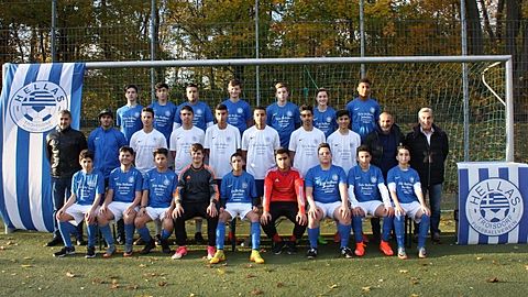3.Reihe, Vasilli Mpompas, Yasin Aydin, Mohamed Esso, 
Roman Hermann, Justin Fechner, Fabrice Zore 
2.Reihe, 1. Vorsitzender Stergios Boucouras,Trainer Kevin Magold, Rico Azzouz, Mert Pek, Baran Koyuncu, Mazlum Cakmak, Yousri Bouskouchi, Mahmud Abed, Jugendleiter Lucky Savvatianos, Sportlicher Leiter Dimi Drossidis
1.Reihe, Savvas Chalkidis, Umut Aslan, Kosta Savvatianos, Justin Pauke, Chahin Ghibri, Yoldas Demircioglu, Bedirhan Sirakaya, Bilal Türkileri, Haitham Azghari

Es Fehlt: Fabian Kassautzki