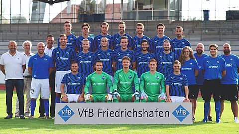 Oben von links: Eugen Strom, Ömer Avci, Michael Staudacher, Joshua Merz, Marian Pfluger, Frieder Ströbele, Denis Nikic Mitte von links: Abteilungsleiter Dalibor Buspanovic, Stellvertretender Abteilungsleiter Roland Jäger, Trainer Daniel Di Leo, Stellvertretender Abteilungsleiter Klaus Segelbacher, Timo Segelbacher, Sascha Hohmann, Julian Neu, Nicolai Weissenbacher, Pascal Booch, Michael Metzler, Physio Lisa Berg, Torwarttrainer Markus Zerr, Towarttrainer Niels Zerr, Sportlicher Leiter Alexander Heumann Unten von links: Nico Di Leo, Heiko Holzbauer, Carlos Kronforth, Maximilian Ritzler, Elias Blaser Es fehlen: Alexander Krutschin, Max Richter, Ugur Tuncay, Co-Trainer Giovanni Rizzo