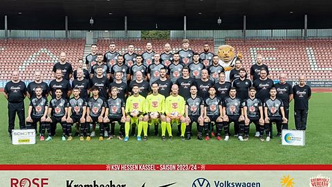 1. Reihe von links (ganz vorne):
Nils Stendera, Nael Najjar, Serkan Durna,
Takero Itoi, Cornelius Bräunling, Jonas
Weyand, Nicolas Gröteke, Leon Klußmann,
Tim Dierßen, Min-gi-Kang, Nikos Zografakis,
Elias Liesche Prieto, Muhammed Bejdic.
2. Reihe von links:
Karsten Pfeiffer, Dr. Markus Spielmann, Dr.
Felix Löber, Dr. Thomas Krause, Markus
Schott, Mirko Dickhaut, Sebastian Busch,
Tobias Damm, Fabian Seck, Michael
Gibhardt, Christoph Wiegand, Ingmar
Merle, Timo Mentel, Uwe Heller, Alfred
Gäßler.
3. Reihe von links:
Christian Bielert, Nina Klaus, Maurice
Springfeld, Sercan Sararer, Aaron Liesche
Prieto, Alexander Mißbach, Steven Rakk,
Merlin Schlosser, Alban Meha, Ariane Facca,
Michael Voss.
4. Reihe von links (hinten):
Faton Dzemailji, Thomas Gösweiner, Lukas
Iksal, Hendrik Starostzik, Frederic Brill,
Kenny Weyh, Noah Jones, Maskottchen
Totti.