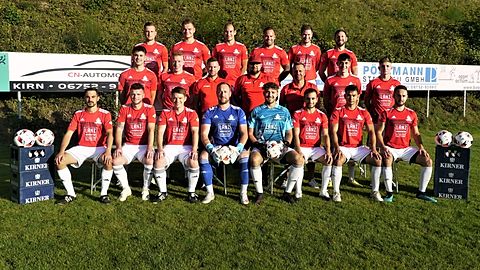 (hinten von links) Tim Dieges, Marcel Müller, Dominik Frey, Christpher Ellgass, Lukas Klostermann, Tim Hein (Mitte von links) Marvin Alt, Christoph Alt, Patrick Bleisinger (Co-Trainer), Torben Scherer (Trainer), Timo Heinrich (Sportlicher Leiter) Tim Reidenbach, Nils Pascher (vorne von links Ufuk Aliakar (Ko-Spielertrainer), Ricardo Ridder, Martin Uebel, Matthias Spielmann, Finn Luca Schäfer, Fatih Bilgi, Ricardo Schönheim, Murat Aysel