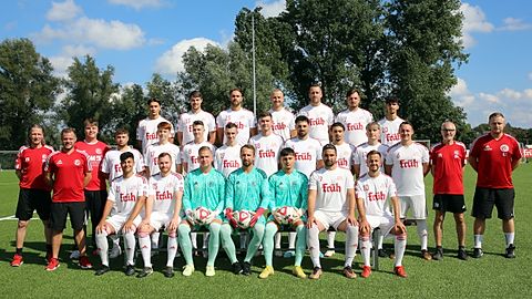 v.l. obere Reihe: Baran Karaca, Jan Harth, Alex Breizke, Fabian Kotulla, Michael Busch, Marcel Klein, Özgür Akinci / mittlere Reihe: Markus Nicolini (TR), Carsten Müller (TR), Ramon Nonnweiler (Betreuer), Nico Kessel, RoBin Augstein, Nils Montag, Tim Schriddels, Kai Ratter, Enes Celik, Arkin Dikmen, Noah Naumann, Chris Adamczyk, Arnold Heryschek (TR), Alex Zölfl (TW TR), sitzend: Tolga Türker, Florian Jeschke, Pierre Nussbaum, Kevin Müller, Roni Karaca, Felix Frason, Roman Albrecht