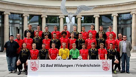 1. und 2. Mannschaft der Saison 2012/2013 vor der Wandelhalle im Kurpark Bad Wildungen.
Foto: Sascha Hofmann