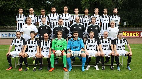 Dülkener FC 1. Mannschaft Saison 2016/17
hintere Reihe v.l.n.r. Sufiane Saadi Andy-Björn Schmitt, Nico Berger, Tobias Beier, Daniel Hank, Panagiotis Savvidis, Yannik Rütten, Jonas Hülshoff, Miguel Castanheira, Patrick Hinz.
mittlere Reihe v.l.n.r.: Betreuer Michael Niessen, Sebastian Debock, Trainer Klaus Ernst, Co-Trainer Markus Würde und Carsten Kupke, Betreuer Daniel Krönke
vordere Reihe v.l.n.r.: Sascha Lochner, Yannik Paßmann, Markus Vieten, Alexander Blix, Daniel Leupers, Larek Tegtmeier, Carsten Jäkel, Denis Spanke.