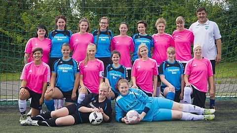 Sindy Eisenblätter, Vivien Fleischer, Verena Schmalfuß, Nicole Feirer, Susan Engert, Dorothea Wagner, Clara, Bianca, Trainer Ingo Ungefehr (hinten v.l.n.r), Chantale Kosak, Carolin, Tina Liebelt, Anja Pietzsch, Franziska Scholz, Tina Mende, Evelyn Klengel (mitte v.l.n.r), Jessica Taleiser, Nathalie (vorn v.l.n.r)