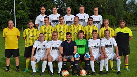 h.v.l.: Sebastian Merfeld, Alexander Hengst, Florian Bremer, Niklas Bremer Heiko Rasche, m.v.l. Trainer Dieter Olejak, Julian Denecke, Jonathan Kornhoff, David Arendes, Stephan Bömelburg, Christoph von Spiegel, Stefan Dierkes, Co-Trainer Marc Niemeier, v.v.l. Christian Winter, Jan Watermeier, Björn Friedrichs, Jan Ischen, Jonas Rathmann, Thomas Redeker, es fehlen: Niklas Hanke, Moritz Dierkes, Felix Herold, Kai Niemeier