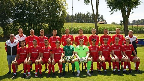oben v. links: Vorstand 1B Benjamin Fakundiny, Spielertrainer Patrick Scheibenzuber, Daniel Dollmann, Daniel Grau, Markus Stockmeier, Bastian Wittmann, Moritz Penker, Luis Wimmer, Maximilian Schmidbauer, Betreuer Fabian Bauer

unten v. links: Betreuer Joe Stadler, Johannes Grau, Patrick Stockmeier, Michael Kammermeier, Lucas Ottl, Lukas Zormeier, Maxi Rohrmeier, Rasheed Haidari, Simon Ludwig, Maximilian Büttner, Christoph Lugauer