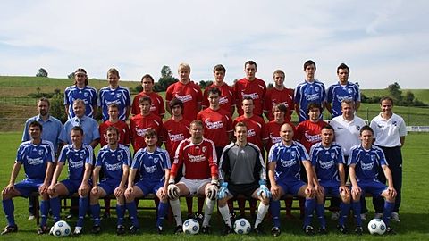 Hinten v. links: Daniel Pauli, Jürgen Eder, Matthias Sammer, Matthias Weiß, Christian Moser, Stefan Lenz, Tobias Reichenberger, Florian Fuchs, Christian Schönberger.
Stehend v. links: Abteilungsleiter Jürgen Schano, 1. Vorstand Toni Sammer, Martin Bachsleitner, Andi Pongratz, Christoph Seidl, Thomas Rodler, Max Eckerl, Rudi Brandl, Markus Binder, Co-Trainer Heinz Reichhardt, Trainer Josef Wagner.
Knieend von links: Mike Duschl, Christian Eder, Anton Stadler, Christoph Haugeneder, Christian Küblböck, Michael Höllmüller, Christian Weber, Florian Wurm, Christian Schnelzer.

Nicht im Bild: Andi Kilger, Chris Weber II und Wolfgang Schano.