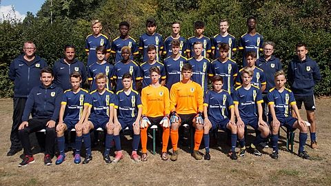 hinten v.l.n.r.: Till Hahne, Dian Barry, Antonios Ormanidis, Luca Wantke, Philip Behlen, Marcel Olschewski, David Bongongo mitte v.l.n.r.: TeamO Lars Brammertz, Trainer Cemil Temür, Timo Nußbaum, Mamadi Konde, Malte Koch, Luca Brammertz, Nils Knabe, Peer Iven, Patrick Stollenwerk, Trainer Ingo Müller, Torwart Trainer Oliver Johann vorne v.l.n.r.: Trainer Lorenzo Sorressa, Henrik Stark, Leon Breuer, Berkay Sisman, Miguel Vietz, Marvin Barnert, Leon Chrisanth, Niclas Mandelartz, Louis Jeromin (Es fehlen Moritz Borell und Mustapha Chahrour)