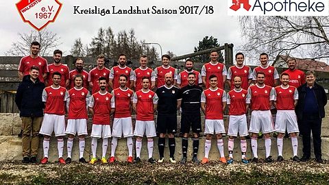 vorne stehend von links nach rechts: Michael Kellerer, Thomas Welzhofer, Jonas Krassler, Ibrahim Emet, Kapitän Daniel Knogler, Felix Maier, Marcel Haase, Simon Brunner, Andreas Dichtl, Hans Schranner, Stefan Freudenmacher, Dominik Bergermeier, Sportlicher Leiter Michael Reitmeier
hinten stehend von links nach rechts: Alexander Langwieser, Florian Langwieser, Thomas Eichstetter, Christoph Krassler, Marco Knogler, Florian Kellerer, Lukas Schranner, Benjamin Hoch, Sebastian Gebendorfer, Vize-Kapitän Michael Hätscher, Christopher Heider, Coach Andreas Klein

Ein großer Dank an unseren Sponsor: Gabelsberger Apotheke Mainburg
