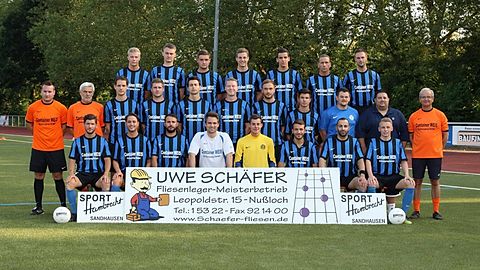 Hinten v.l.: Vollmer, Oswald, Klein, Barth, Böhl, Riedesel, Knödler
Mitte v.l.: TW-Trainer Krienke, Co-Trainer Herpich, Clewe, Schäfer, Riegler, Ullrich, Malissa, Geil, Geschäftsführer Winter, Tech. Leiter Lerma, Trainer Riegler
Vorne v.l.: Neuert, Tuna, Horuz, Matuszyk, Bender, Zaccaria , Karakaya, Jung