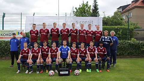 VfL Halle 1896 U19-Junnioren
Hintere Reihe von Links:
Co Trainer Steiner, Co Trainer Losse, S.Vogel, Stolzenhain, Klinge, Borkowski, Aleithe, Petzoldt, K. Vogel, Stoye, Trainer Böhm, Mannschafstleiter Petzoldt
Vordere Reihe von Links:
Herold, Niesel, Menzel, Purgand, Ignorek, Ebersbach, Böhme, Dehler, Merhawi Debesai
Danke an Hauptsponsor s-consit
(Foto: B. Losse)