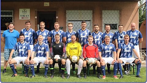 Saison 2019/2020 - Kreisliga B Biedenkopf
Stehend, von links nach rechts: Werbepartner Florian Reichel, Dirk Niedernhöfer, Michael Marburger, Marcel Heck, Julius Henkel, Marvin Hammer, Arif Kaya, Julian Dersch,
Robin Funk, Pascal Plaum. Sitzend: Pascal Weigel, Marcel Adam, Nico Büttner, Fabian Harnack, Felix Schellert, Dave Neumann, Jannis Kümpfel.
Nicht dabei: Oliver Weidner, Nico Silbermann.
