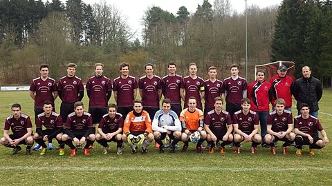 o.v.l.: Nils Röthig, Jonas Debuschewitz, Kevin Pulst, Sebastian Mertel, Mario Betz, Tobias Beß, Marc Pulst, Andre Grießbach, Thomas Warnick, Spielleiter Matthias Burkhardt, Trainer Josef Kamm, Spartenleiter Berin Schlund
u.v.l.: Manuel Binz, Jens Brüderer, Christoph Heißrath, Peter Theuerl, Florian Mahr, Patrick Meyer, Lukas Ganzer, Christopher Weigel, Christian Regler, Bastian Betz, Tim Kawohl