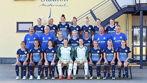Hintere Reihe von links (in Klammern die Rückennummern): Sarah Meinerz (5), Eva Langenfeld (15), Magdalena Schumacher (17), Laura Weinel (13), Caroline Asteroth (21), Luisa Deckenbrock (22), Karla Engels (16).

Mittlere Reihe von links: Trainer Kappy Stümper, Betreuer Dieter Langenfeld, Verena Weidung (6), Sarah Krumscheid (20), Lisa Umbach (18), Torwarttrainer Armin Grauel, Abteilungsleiter Michael Suckow.

Vordere Reihe von links: Desiree Hennig (2), Spielertrainerin Isabelle Stümper (7), Jana Sebastian (10, Karriere mittlerweile beendet), Kathrin Günther (25), Jana Theisen (1), Antonia Hornberg (31), Hannah Ackermann (19), Luisa Mais (12). Foto: Andreas Walz

Es fehlen: Sarah Klyta (4), Maren Weingarz (8), Hannah Jülich (9), Elena Noll (11), Sarah Preußner (24).