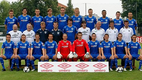 Vordere Reihe von Links: Anton Makarenko, Guido Kocer, Matthias Rudolph, Almedin Civa, Marian Unger, Daniel Zacher, Onuz Bayram, Hendrik Hahne, Tom Schütz, Umit Ergirdi; Zweite Reihe von Links: Betreuer Detlef Bielefeld, Betreuer Matthias May, Christoph Bibermann, Physiotherapeut Matthias Pefestorff, Spieler Dominik Stroh-Engel, Betreuer Marcus Petsch, Trainer Dietmar Demuth, Co-Trainer Jens Härtel, Torwart-Trainer Sebastian Rauch; Dritte Reihe von Links: Kai-Bastian Evers, Marcus Hoffmann, Rico Engler, Robert Paul, Ronny Surma, Nicolas Hebisch, Julian Prochnow, Joan Oumari, Anton Müller und Süleman Koc. Foto: Nestor Bachmann dpa
