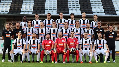 h.l.: Chima Martins, Waldemar Schurr, Henning Klösters, Fabian Hildebrandt, Tobias Thurau, Erik Janßen, Eric Müller
m.l.: Jens Klösters, Frank Döveling, Torben van Bebber, Carsten Langenberg, Philipp Verfürth, Philipp Verfürth, Philipp Roosen, Tristan Zwartjes, Nika Kalkhitashvili, Lambert Visser, Christian Roeskens
v.l.: Leon Müller, Ibrahim Cetiner, Andy Kaus, Lukas Wichert, Patryk Prus, Alexander Tissen, Marcel Reintjes