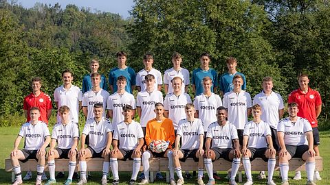 h.v.l.: Julian Wahl, Max Lüdtke, Aulon Gashi, Jannik Spitzenberg, Maximilian Gäbler, Tim Bayer
m.v.l.: Manuel Schreiner (Koordinator U19-Aktive), Jasmir Julevic (Trainer), Jakob Friedl, Fabian Klein, Elias Hirsch, Benedikt Butz, Julian Bader, Elias Sührck, Kai Hauser (Co-Trainer), Niklas Eisele (Fitnesstrainer)
v.v.l.: Leandro Lanzinger, Maximilian Ritter, Eren Tahan, Anas Almustafa, Semih Duman, Christoph Grünholz, Kevin „Franklin“ Yipdi, Hannes Herrmann, Alessio Nicosia
es fehlen: Tim Grawisch, Franz Mangold