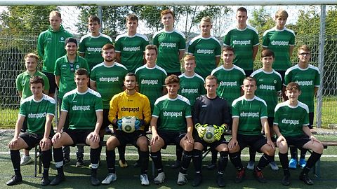 Hinten v.l.: Nicola Kutirov (Trainer), Moritz Lang, Ben Schneider, Thorsten Leiser, Mario Beez, Luca Sturm, Lukas Zendler
Mitte v.l.: Tizian Krämer (Trainer), Benedikt Täger (Trainer), Jens Schäffner, Luca Volpp, Robin Schäffner, Dennis Herz, Jannes Keim, Nico Schmieg
Vorne v.l.: Marco Tussetschläger, Steffen Mütsch, Christian Beck, Luis Beck, Nils Langolf, Marcel Langolf, Luca Max
Es fehlen: Thorben Schäffner, Jannik Herz
