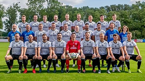 Obere Reihe v. l.:Christian Kregel, Tom Pollmann, Niklas Zytur, David Sorg, Lucas Janßen, Florian Janßen, Henrik Wendt, Fabrizio Fazio, Tom Horn
Mittlere Reihe v. l.: Niki Bartolin, Marco Kießlich, Nils Heidemann, Dennis Müller, Tim Rockmann, Max Weickert, Tarek El-Ali, Fuat Veselaj, Andreas Tecker, Jasmin Joppich
Vordere Reihe v. l.: Günter Wolken, Nayil Nalbant, Patrick Degen, Dino Gruda, Sascha Theil, Melvin Lamberty, Philip Müller, Tim Rister, Lasse Patelt

Es fehlen: Benjamin Blasczyk, Pascal Buchheim, Lukas Kersten, Adeola Bashorun, Frank Enoh